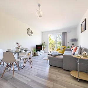 Ash View Place 3 -heathrow - Thorpe Park - Free Parking Staines-upon-Thames